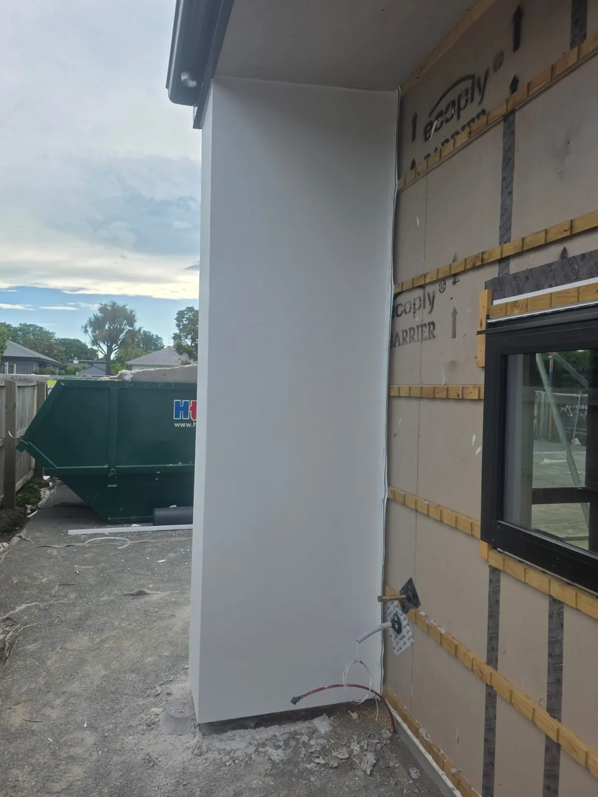 Cladding substrate and cavity battens being fixed before plastering